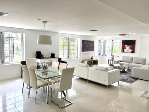 TV and multimedia, Living room, Seating area, Dining area