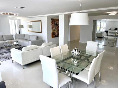 Kitchen or kitchenette, Living room, Seating area, Dining area