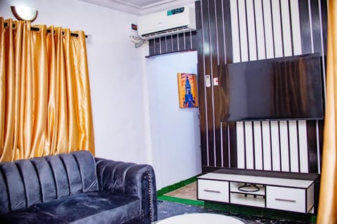 Communal lounge/ TV room, TV and multimedia, Living room, Seating area, Evening entertainment, air conditioner