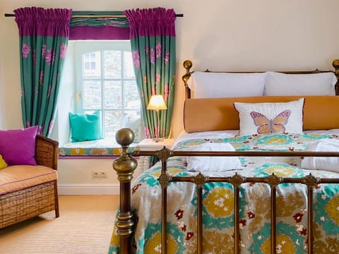 Bed, Seating area, Bedroom