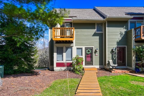 Lakeside & Slopeside House in McHenry