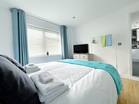 Bed, TV and multimedia, Evening entertainment, Bedroom, towels