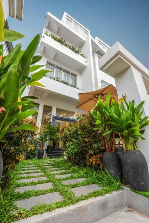 Facade/entrance, View (from property/room), Garden view
