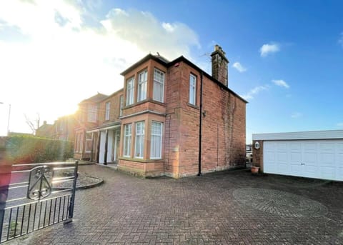 Beautiful Period Property in Central Location - Pass the Keys Apartment in Dumfries