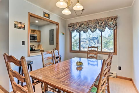 Game Room, Fire Pit Family-Friendly Poconos Haven House in Middle Smithfield