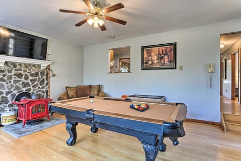 Game Room, Fire Pit Family-Friendly Poconos Haven House in Middle Smithfield