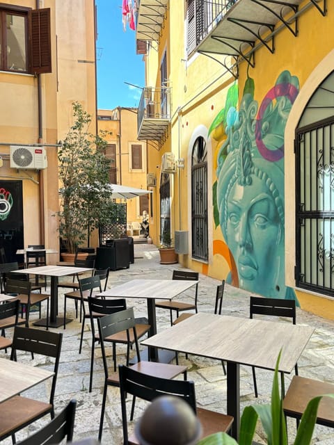 Restaurant/places to eat, Lounge or bar