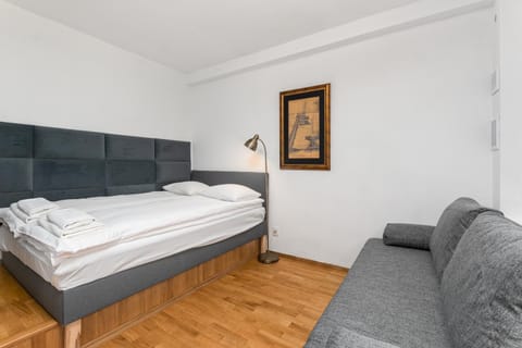 Bed, Living room, Photo of the whole room, Seating area, Bedroom, towels