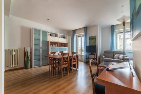 TV and multimedia, Living room, Seating area, Dining area