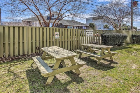 Cozy Carolina Beach Condo with Ocean Views! Apartment in Carolina Beach