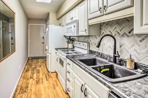 Cozy Carolina Beach Condo with Ocean Views! Apartment in Carolina Beach