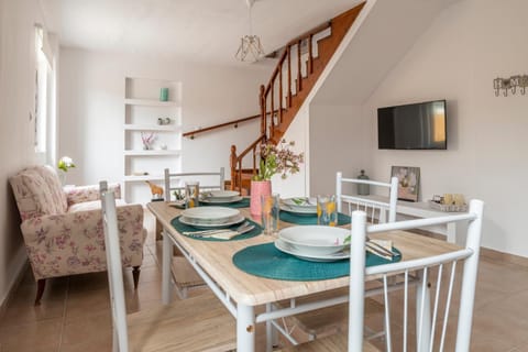 TV and multimedia, Living room, Dining area