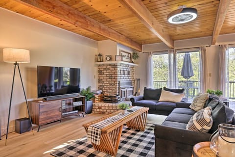 Pine Mountain Lake Cabin with Grill! Cabin in Groveland