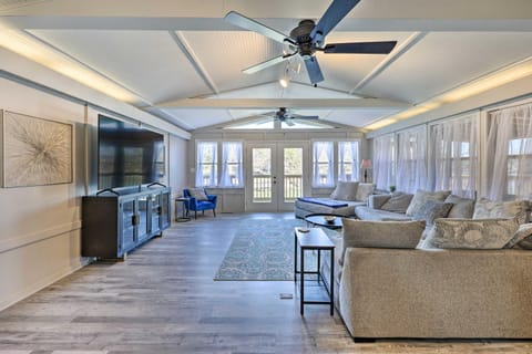 Private Dock and Deck Lakefront Hot Springs Home! House in Rockwell