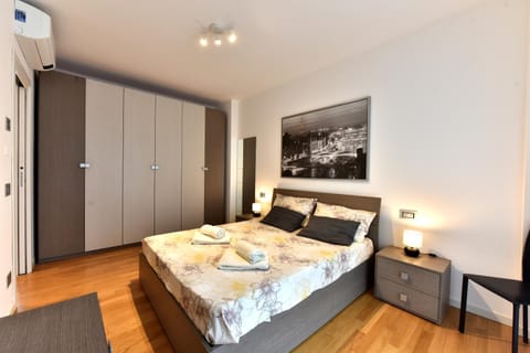 Bed, Photo of the whole room, wardrobe