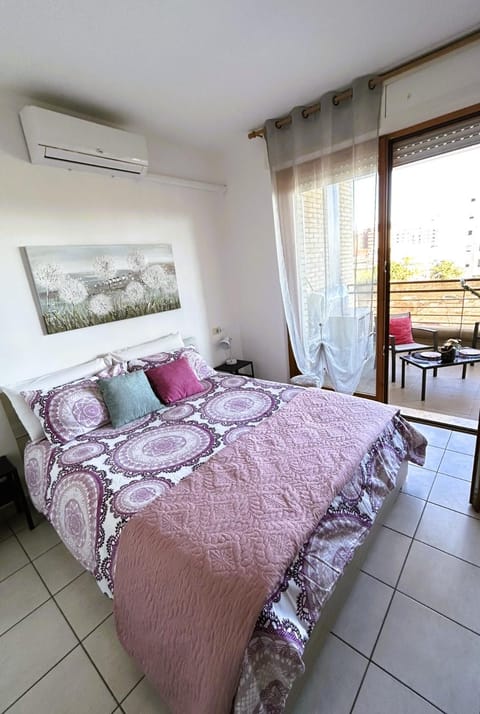 View (from property/room), Balcony/Terrace, Bedroom, City view, Street view, air conditioner