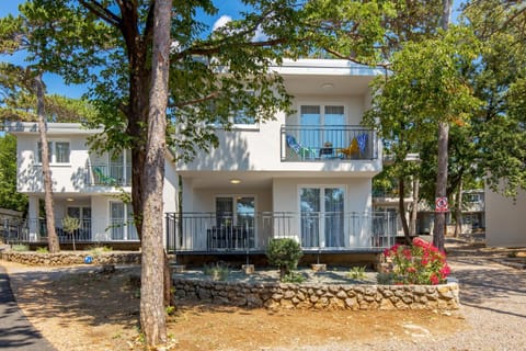Property building, Day, Garden, Balcony/Terrace, Evening entertainment, Garden view, Location