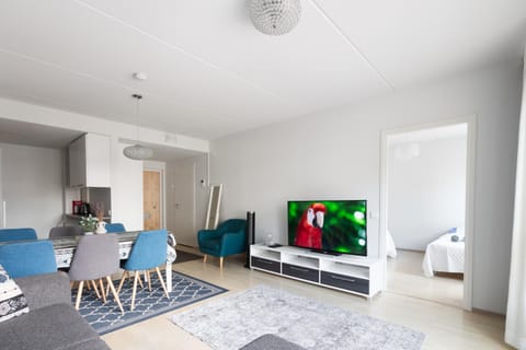 TV and multimedia, Living room, Photo of the whole room, Seating area, Dining area