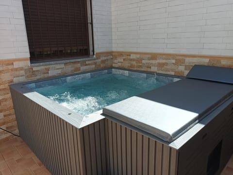 Hot Tub, Swimming pool
