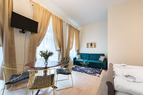 TV and multimedia, Living room, Photo of the whole room, Bedroom