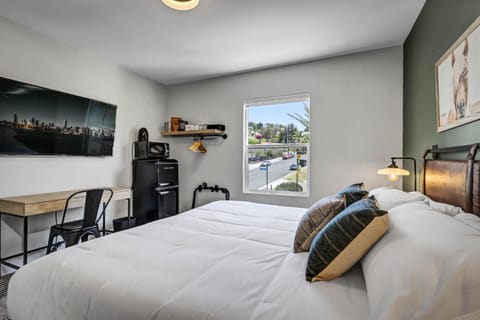 Bed, TV and multimedia, Bedroom