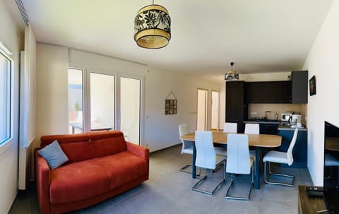 Kitchen or kitchenette, Seating area, Dining area, minibar, pet friendly