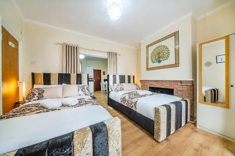 *1va* ground floor apartment setup for your most amazing & relaxed stay + Free Parking + Free Fast WiFi * Apartment in Leeds