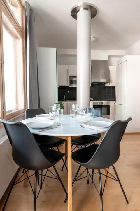 Kitchen or kitchenette, Living room, Seating area, Dining area