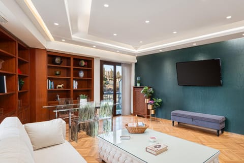 Communal lounge/ TV room, Library, TV and multimedia, Living room, Seating area