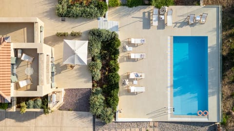 Property building, Patio, Day, Bird's eye view, Pool view, Swimming pool, sunbed