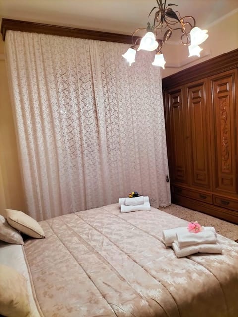 Bed, Photo of the whole room, Bedroom, towels, wardrobe, air conditioner