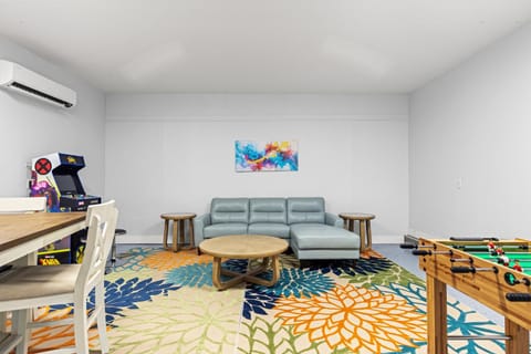 Charming Retreat, a Short Walk to Laguna Beach, with Room for 10! House in Laguna Beach