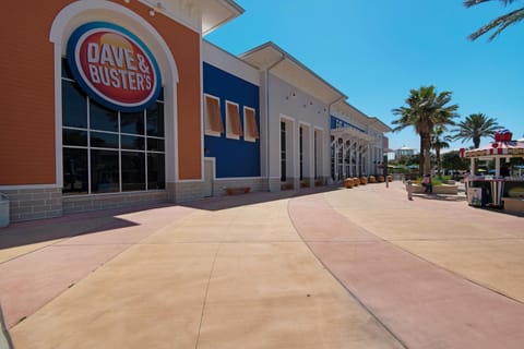 Expertly Decorated Family Home, Steps to Beach w/ a Private Heated Pool & Spa! House in Sunnyside