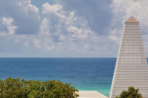 A Seaside Beauty! Book Now - Lot of Outdoor Living Space House in Seaside