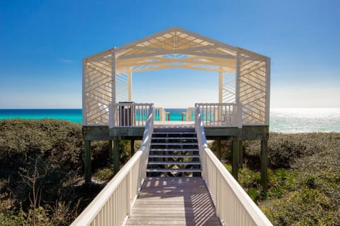 A Seaside Beauty! Book Now - Lot of Outdoor Living Space House in Seaside