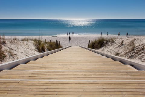 A Seaside Beauty! Book Now - Lot of Outdoor Living Space House in Seaside