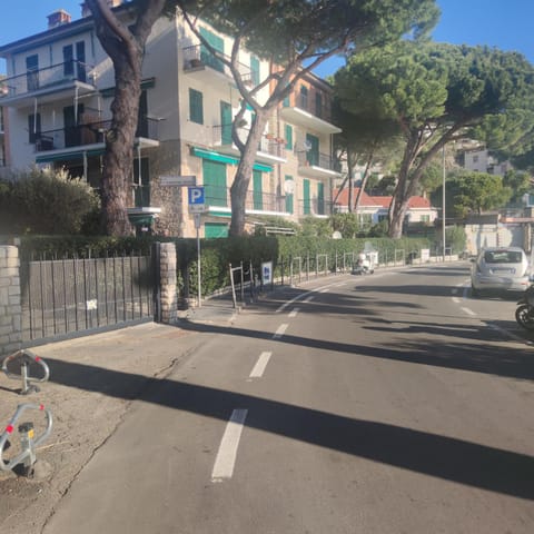 Street view, Location, Parking