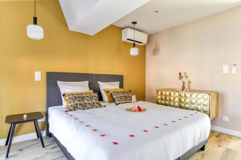 Bed, Photo of the whole room, Bedroom, air conditioner