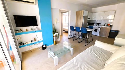 TV and multimedia, Kitchen or kitchenette, Living room, Photo of the whole room, Seating area, Dining area, stove