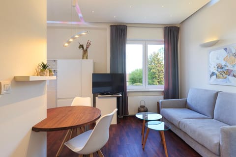 Adelaide Suite Apartment in Stresa