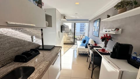 TV and multimedia, Kitchen or kitchenette, Dining area, minibar, oven, pet friendly, stove, toaster