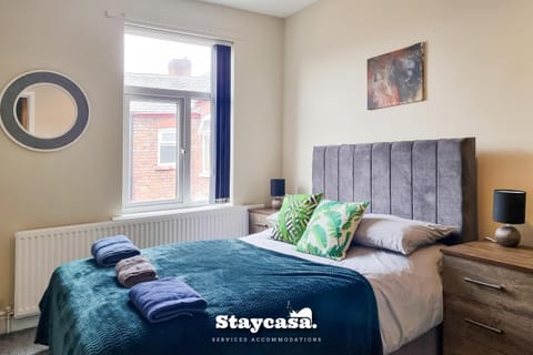 Bed, Photo of the whole room, Bedroom, heating, towels