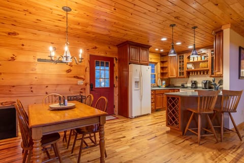 Cozy Cabin Cabin in Brushy Fork