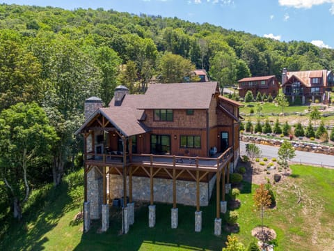 Breezeway Lodge at Eagles Nest House in Beech Mountain
