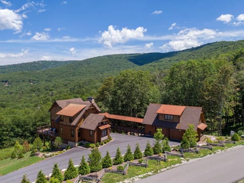Breezeway Lodge at Eagles Nest House in Beech Mountain
