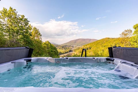 Grand Vista Lodge House in West Jefferson