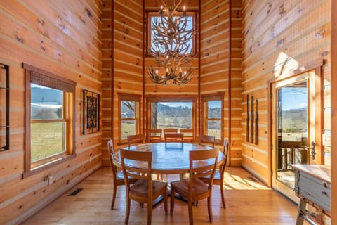 Grand Vista Lodge House in West Jefferson