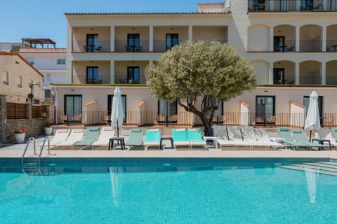 Facade/entrance, Swimming pool