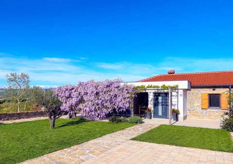 Property building, Day, Garden, Garden view