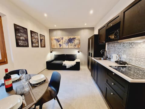 TV and multimedia, Kitchen or kitchenette, Living room, Seating area, Dining area